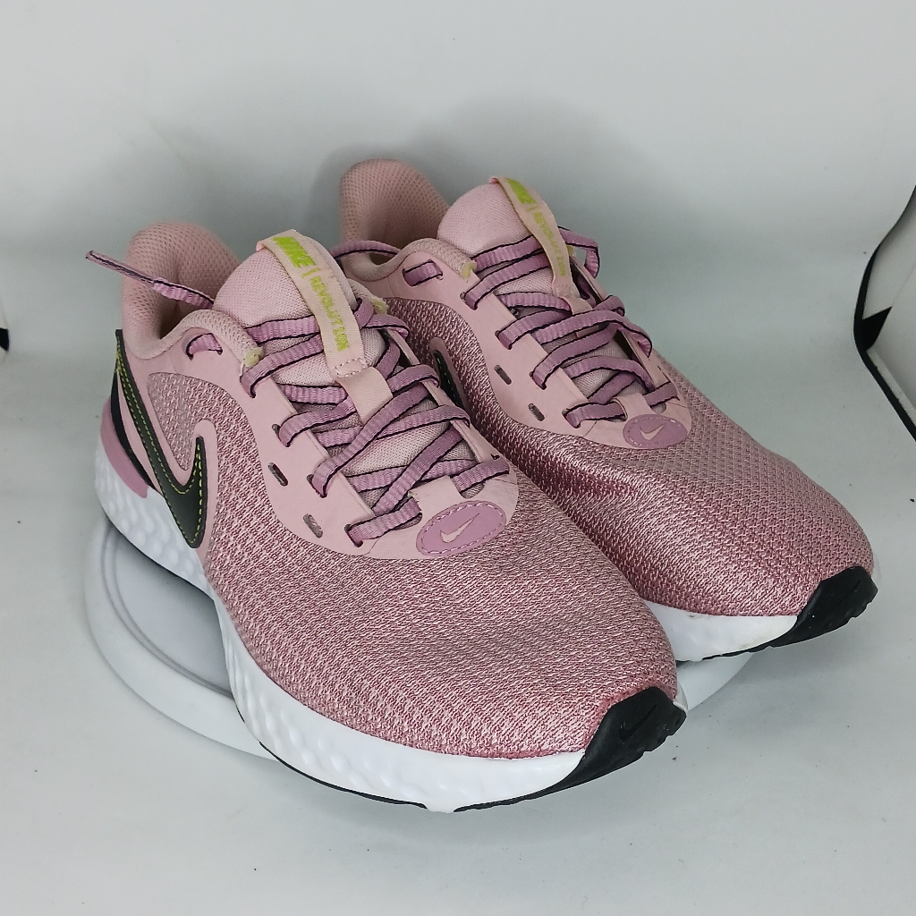 Nike Revolution